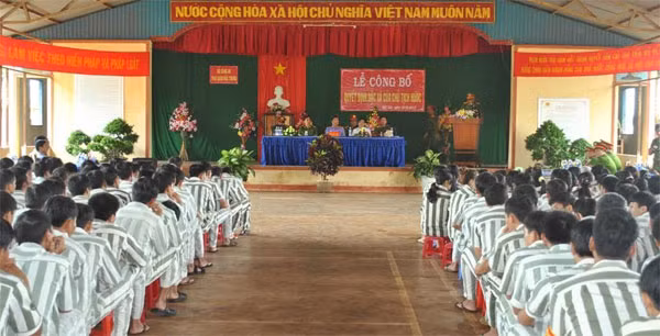 Phạm nhân Trại giam Đắk Trung nghe thông báo quy định về đặc xá của Chủ tịch nước. Phạm nhân Trại giam Đắk Trung nghe thông báo quy định về đặc xá của Chủ tịch nước.