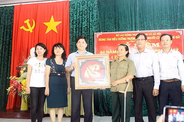 Đoàn bác sĩ của bệnh viện Thống Nhất tặng quà cho Trung tâm.