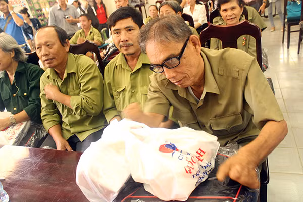 Nhiều phần quà của các tổ chức, cá nhân trao tặng các thương binh và người có công.