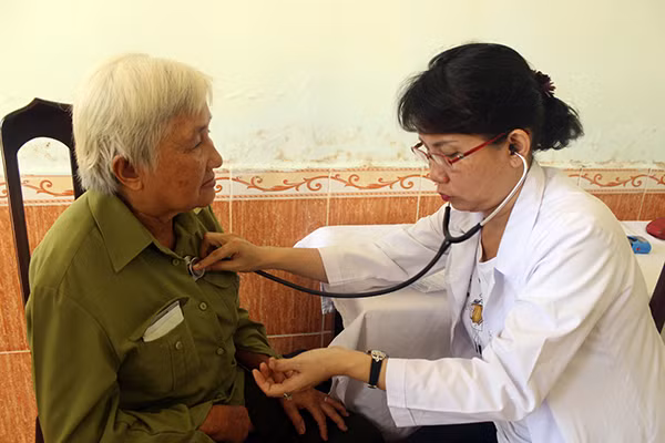Khám bệnh cho thương binh.