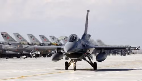 Máy bay chiến đấu F16 của Thổ Nhĩ Kỳ trong một căn cứ gần thành phố Anatolian.