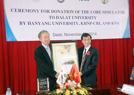 Đại diện Trường Đại học Đà Lạt và phía các đối tác Hàn Quốc trong lễ chuyển giao hệ thống mô phỏng lò phản ứng hạt nhân.