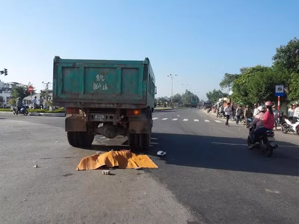 Nạn nhân bị tông chết tại hiện trường.