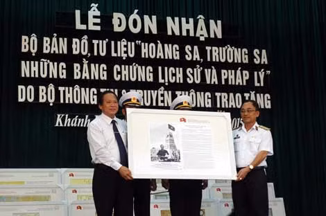 Thứ trưởng Bộ Thông tin - Truyền thông Trương Minh Tuấn tặng Bộ bản đồ tư liệu, tư liệu chủ quyền Hoàng Sa, Trường Sa cho Học viện Hải quân. Ảnh : TTO.