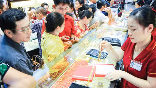 Lượng khách giao dịch tăng vọt khi giá vàng biến động mạnh. Ảnh minh họa: Thiện Hoàng