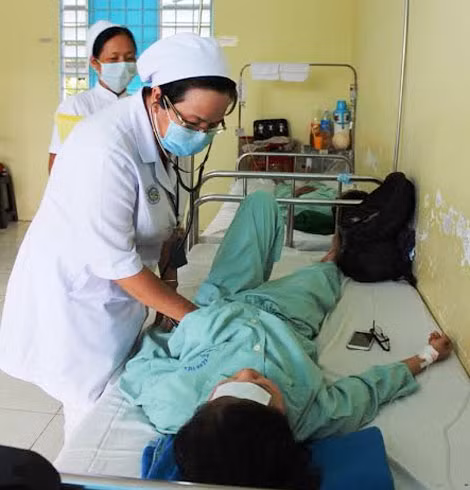 Bệnh nhân nghi ngộ độc sau khi ăn bán mì dồn thịt.