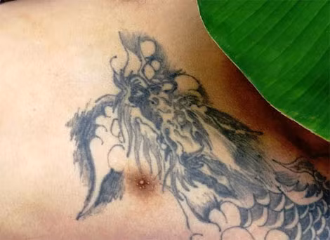 Thi thể nạn nhân với hình xăm rồng.