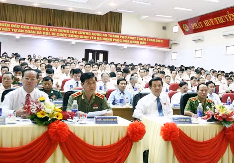 Đại diện Đảng ủy Bộ Công an và các đơn vị trực thuộc; lãnh đạo Thành ủy, UBND, UBTMTQVN TP Đà Nẵng… và các đại biểu tham dự đại hội