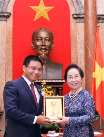 Phó Chủ tịch nước Nguyễn Thị Doan trao tặng Chủ tịch HĐQT VietinBank Nguyễn Văn Thắng bức chân dung Chủ tịch Hồ Chí Minh.