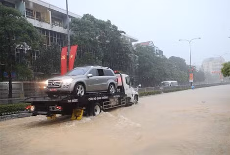 Nhiều tuyến đường tại Quảng Ninh bị chia cắt vì ngập lụt.