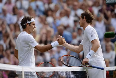 Federer (trái) hạ Murray (phải) lọt vào chung kết gặp Djokovic