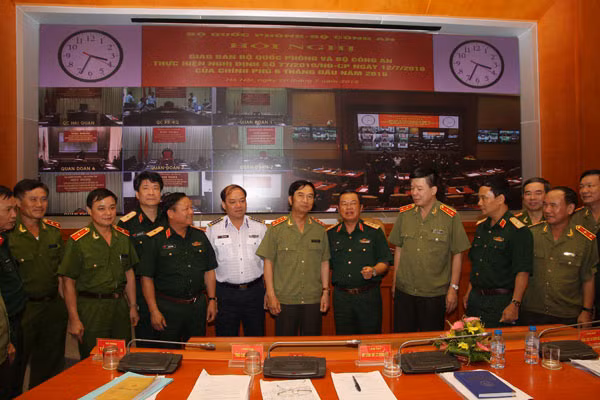 Thứ trưởng Thường trực Đặng Văn Hiếu; Tổng tham mưu Trưởng QĐND Việt Nam Đỗ Bá Tỵ trao đổi cùng các đại biểu tại Hội nghị. Ảnh Việt Hưng.