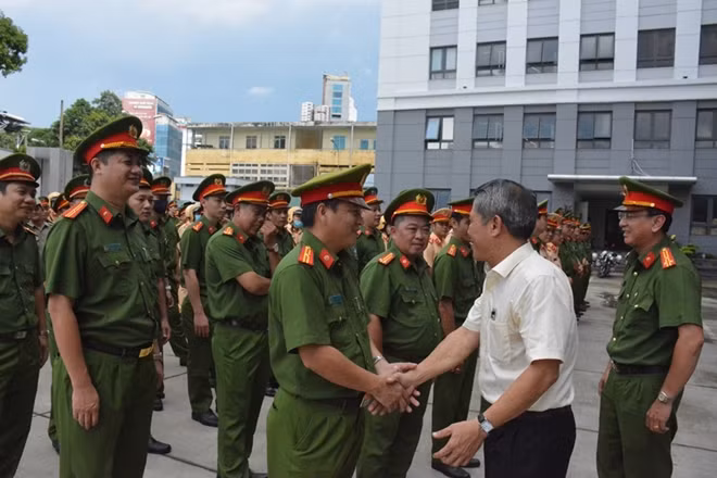 Lãnh đạo Quận ủy, UBND Quận 3, Công an Quận 3 bắt tay động viên cán bộ chiến sĩ trước giờ ra quân.