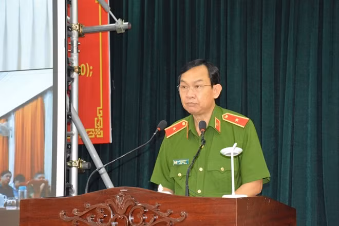 Thiếu tướng Đinh Thanh Nhàn báo cáo tại hội nghị.