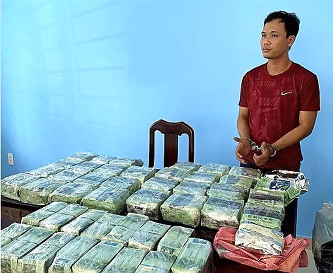 Đối tượng và tang vật trong một đường dây mua bán, vận chuyển, tàng trữ trái phép chất ma túy với số lượng lớn bị Phòng Cảnh sát ĐTTP về ma túy Công an TP Hồ Chí Minh triệt phá.