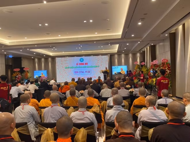 Các đại biểu dự lễ.