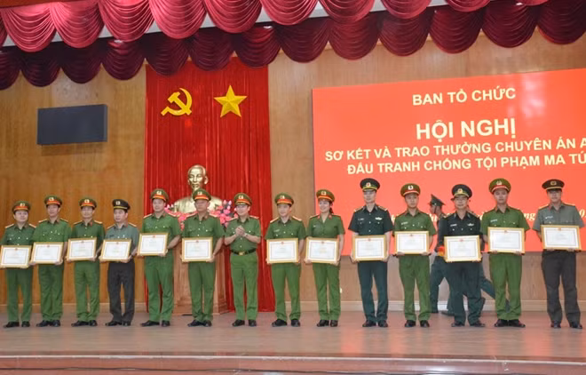 Lãnh đạo Cục Cảnh sát điều tra tội phạm về ma túy - Bộ Công an và Cục Phòng, chống ma túy và tội phạm - Bộ Tư lệnh BĐBP trao thưởng cho các cá nhân và đơn vị.
