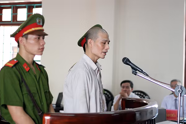 Bị cáo Đặng Quốc Tú vẫn quanh co chối tội. Bị cáo Đặng Quốc Tú vẫn quanh co chối tội.