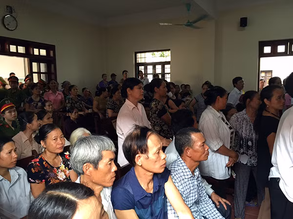 Đông đảo người dân theo dõi phiên tòa. Đông đảo người dân theo dõi phiên tòa.