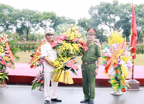 Thiếu tướng Nguyễn Ngọc Bằng, Tổng cục trưởng Tổng cục VIII tặng hoa chúc mừng Trại giam Phú Sơn 4.
