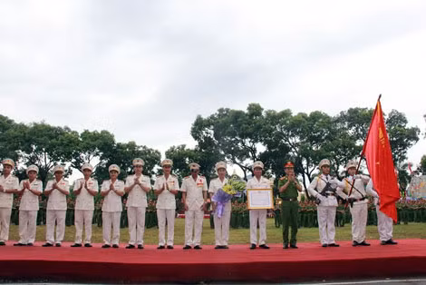 Thừa ủy quyền của Chủ tịch nước, Thiếu tướng Nguyễn Ngọc Bằng, Tổng cục trưởng Tổng cục 8 trao Bằng Huân chương Bảo vệ Tổ quốc hạng Nhất tặng Trại giam Phú Sơn 4.