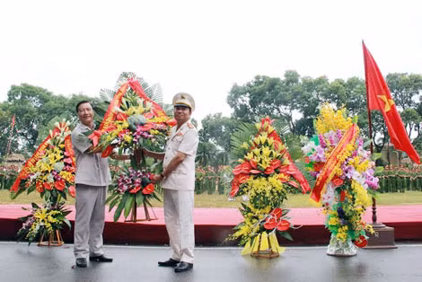 Đồng chí Đặng Viết Thuần, Phó Chủ tịch Thường trực UBND tỉnh Thái Nguyên tặng hoa chúc mừng Trại giam Phú Sơn 4.