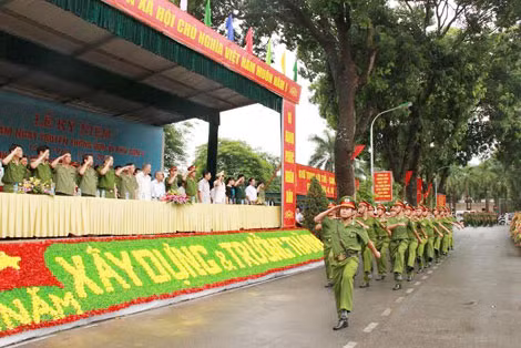 Các đơn vị trại giam Phú Sơn 4 diễu hành chào mừng Lễ kỷ niệm.