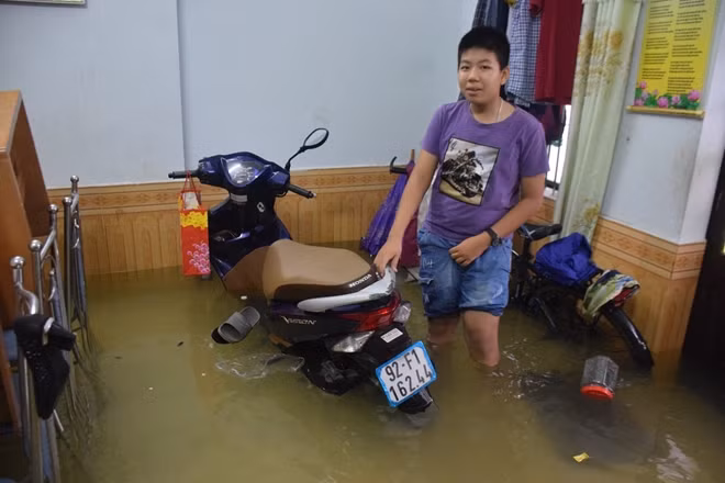 Chiếc xe máy cũng chìm trong biển nước