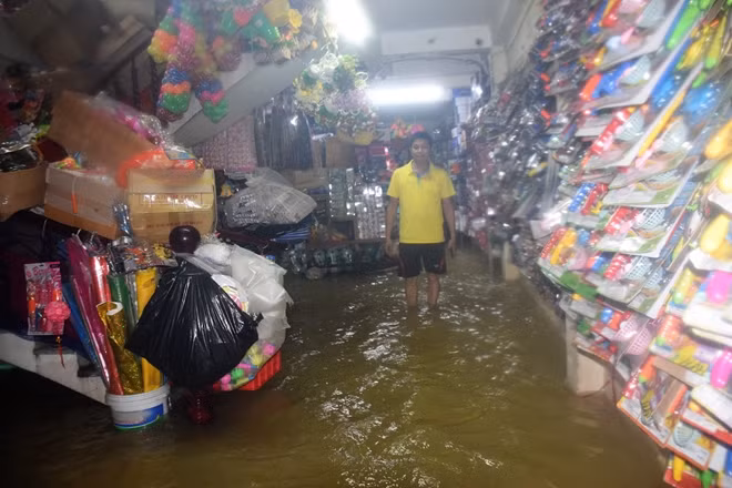 Một cửa hàng bị ngập trong nước