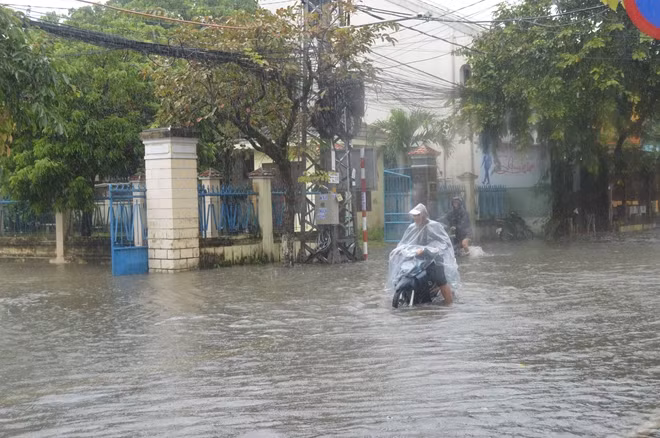 Nhiều chiếc xe lưu thông qua các tuyến đường của thành phố này cũng chết máy