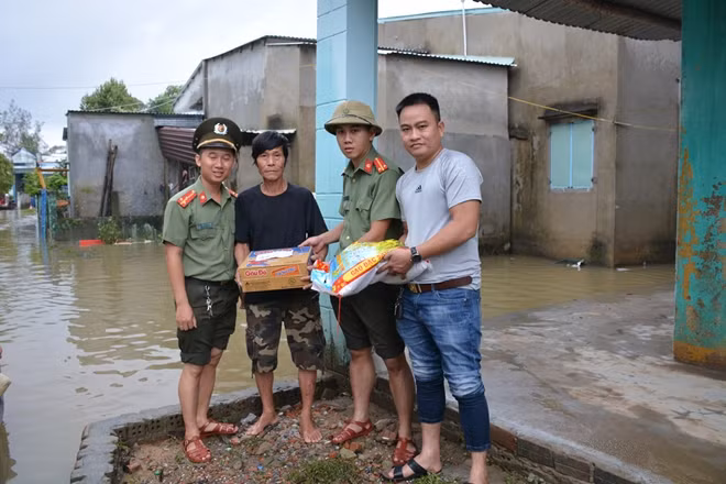 Tặng quà cho bà con