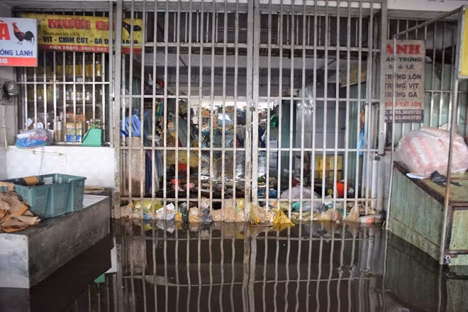 Nhiều hàng hóa bị hư hỏng nghiêm trọng