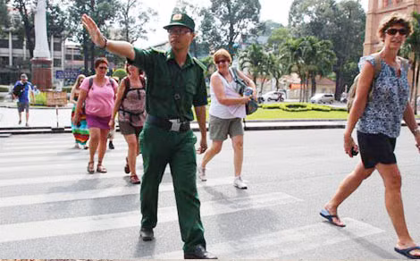 Lực lượng thanh niên xung phong tham gia hoạt động hỗ trợ du khách tại TP. Hồ Chí Minh. Lực lượng thanh niên xung phong tham gia hoạt động hỗ trợ du khách tại TP. Hồ Chí Minh.