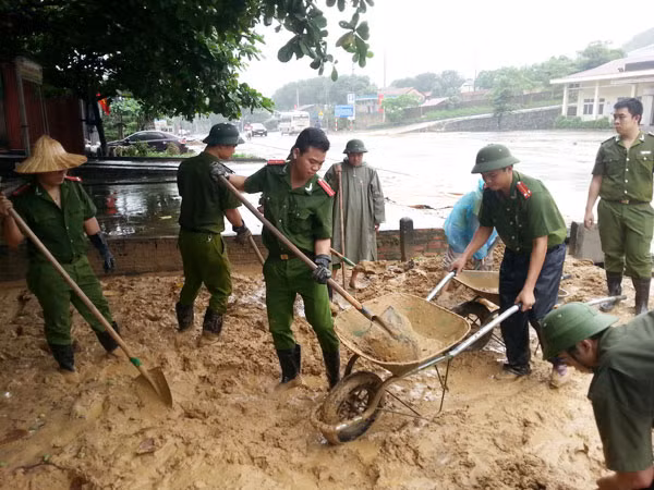 Tổ công tác của Công an tỉnh Quảng Ninh tích cực giúp địa phương khắc phục sự cố tại các tuyến giao thông sau mưa lũ. Tổ công tác của Công an tỉnh Quảng Ninh tích cực giúp địa phương khắc phục sự cố tại các tuyến giao thông sau mưa lũ.