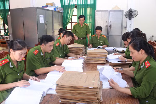 CBCS Đội giáo dục hồ sơ nghiên cứu hồ sơ xét đặc xá dưới sự hướng dẫn trực tiếp của Đại tá Võ Thành Vinh, Phó Giám thị Trại giam số 6.