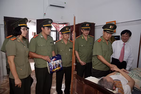 Trung tướng Vũ Thanh Bình, Phó Tổng cục trưởng Tổng cục An ninh cùng cán bộ, chiến sĩ Cục Chính trị an ninh thăm, tặng quà thương binh nặng tại Hà Nam.