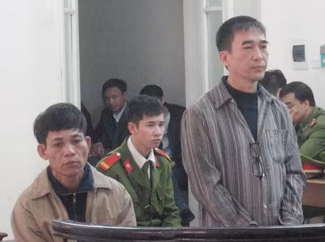 Hai bị cáo Dũng (đứng) và Ngưu.