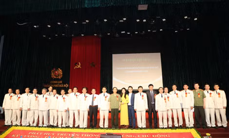 Thượng tướng Đặng Văn Hiếu, Ủy viên TW Đảng, Thứ trưởng Thường trực Bộ Công an với các đại biểu tham dự Đại hội. Thượng tướng Đặng Văn Hiếu, Ủy viên TW Đảng, Thứ trưởng Thường trực Bộ Công an với các đại biểu tham dự Đại hội.