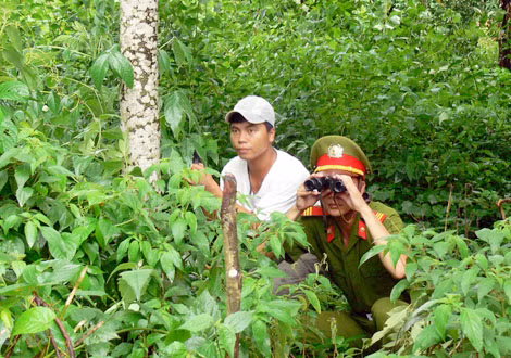 Trinh sát ma túy mật phục bắt giữ đối tượng.