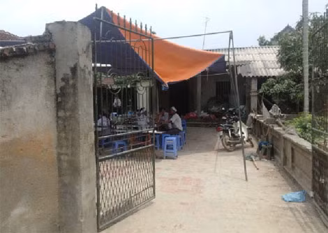 Người thân lo hậu sự cho bố con ông Đặng Văn Hợp.