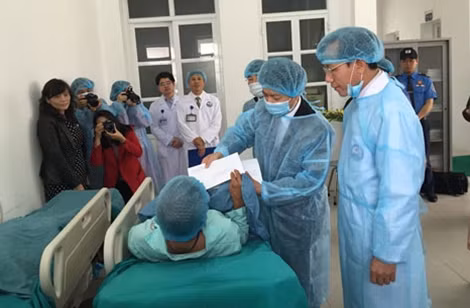 Lãnh đạo tỉnh Vĩnh Phúc thăm hỏi, tặng quà bệnh nhân đầu tiên được phẫu thuật tim mạch tại địa phương.