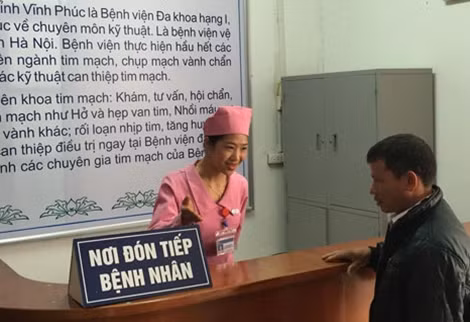 Đón tiếp bệnh nhân đến khám tim mạch chu đáo.