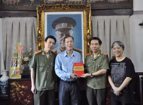 Đoàn công tác thăm, tặng sách và chia sẻ với gia quyến cố Bộ trưởng Mai Chí Thọ.