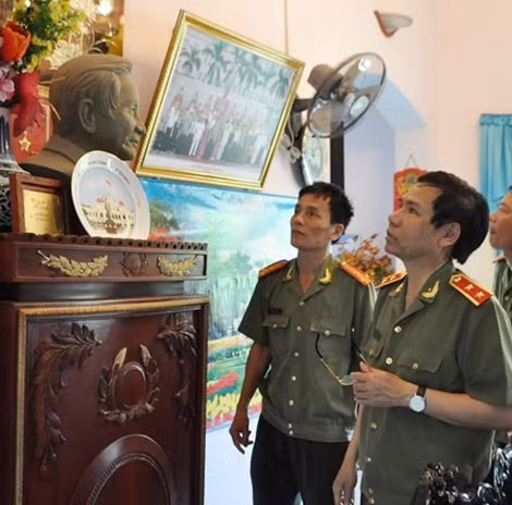 Trung tướng Trần Minh Thư, Viện trưởng Viện Chiến lược và khoa học Công an đến thăm gia đình và kính báo cố bộ trưởng Bùi Thiện Ngộ về bộ sách.
