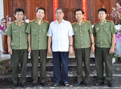 Đại tướng Lê Hồng Anh chụp hình lưu niệm cùng đoàn tặng sách.