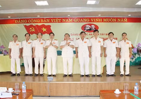 Ban chấp hành Đảng bộ Cục An ninh Tây Bắc nhiệm kỳ 2015-2020 ra mắt tại Đại hội.