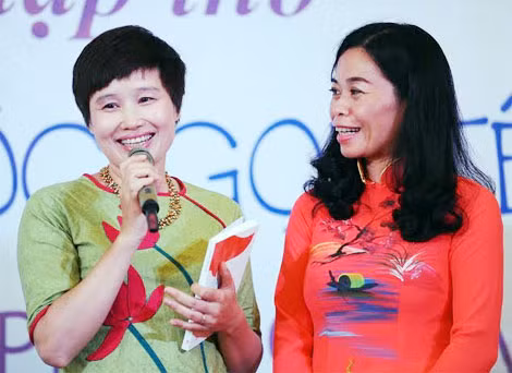 Nhà thơ Nguyễn Phan Quế Mai (bên phải) trong ngày ra mắt tập thơ “Tổ quốc gọi tên mình”. Nhà thơ Nguyễn Phan Quế Mai (bên phải) trong ngày ra mắt tập thơ “Tổ quốc gọi tên mình”.