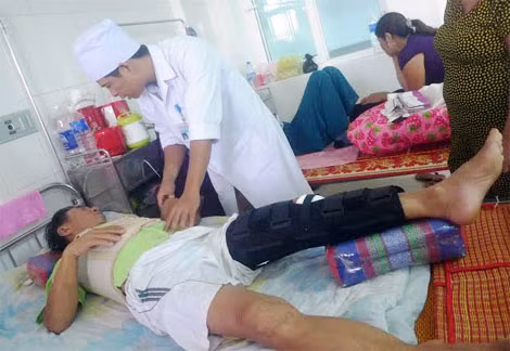Bác sĩ Bệnh viện Đa khoa tỉnh Quảng Trị đang tích cực chăm sóc, điều trị cho bệnh nhân Lê Quang Trung. Bác sĩ Bệnh viện Đa khoa tỉnh Quảng Trị đang tích cực chăm sóc, điều trị cho bệnh nhân Lê Quang Trung.