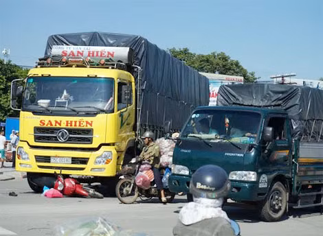 Hiện trường vụ TNGT giữa xe tải BKS: 75C-003.80 và xe máy 75K2-1936 vào sáng 26/9.