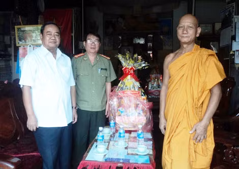 Đại tá Lê Văn Việt - Giám đốc Công an tỉnh Trà Vinh thăm hỏi và tặng quà cho các sư sãi.